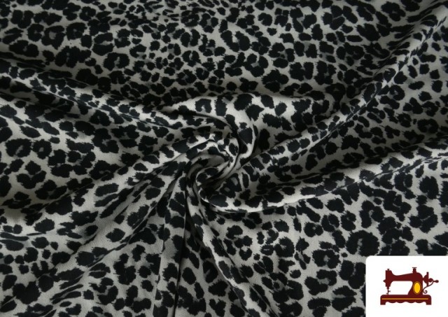 Venta online de Tela de Crepe Leopardo Animal Print color Gris