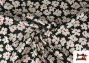 Venta online de Tela Crep Saten Estampada Flores Detalles Rojos