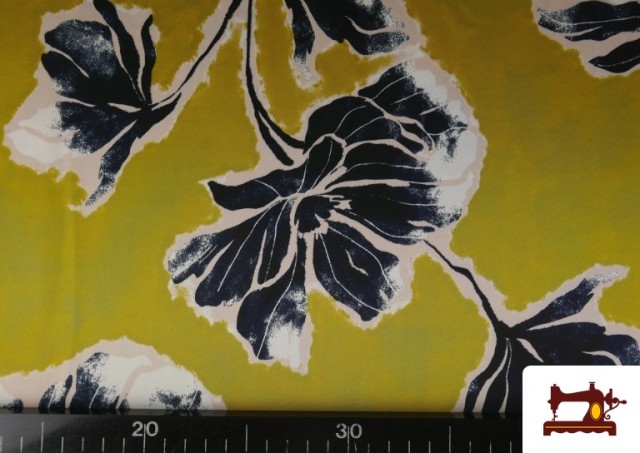 Comprar online Tela Crep Satén Estampado Floral color Verde