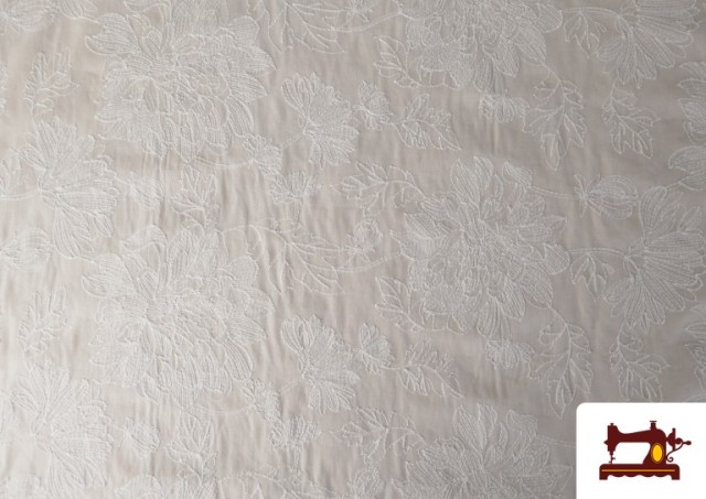 Tela de Batista Bordada Floral Con Acabado