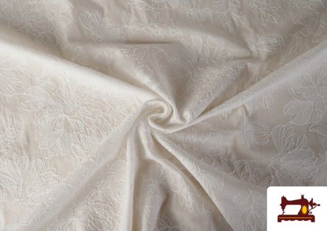 Comprar online Tela de Batista Bordada Floral Con Acabado