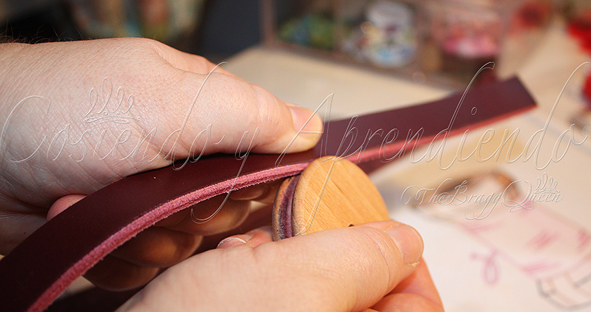 Cómo coser asa de cuero a un bolso escarlata